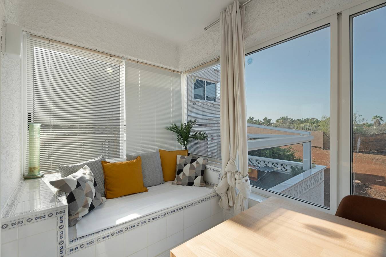 Appartement entier, Vacances 'Noa' avec piscine partagée, Wi-Fi et climatisation in Costa del Silencio, Arona