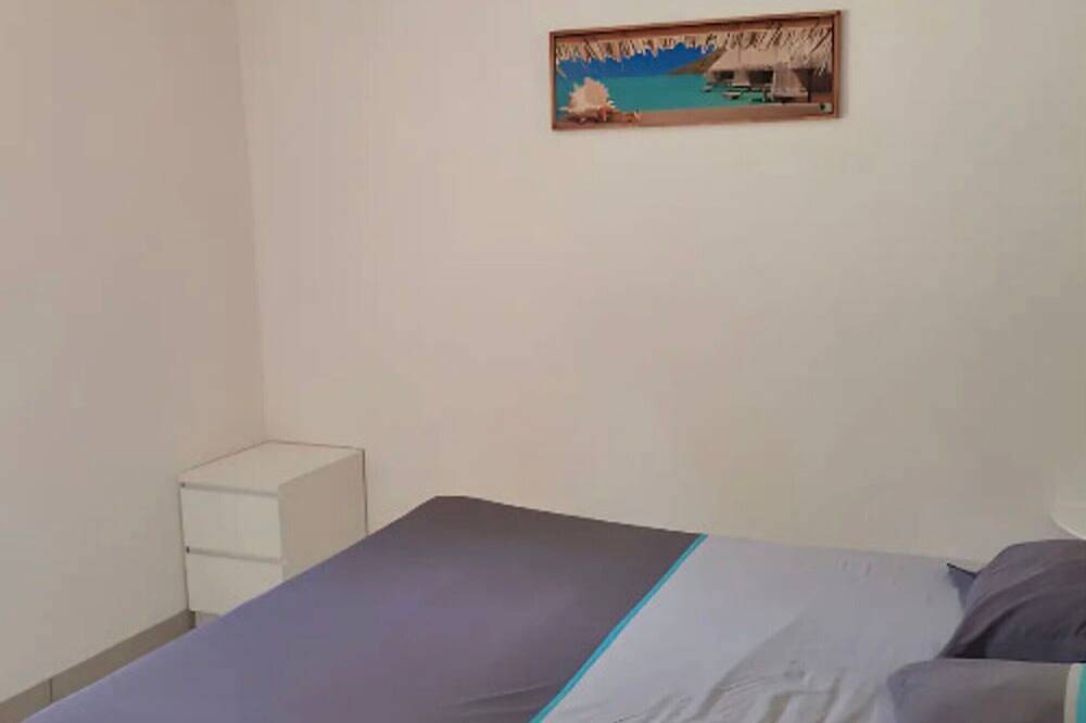 Entire apartment, Gîte 'Mas La Mounine - Du Bas' with Private Garden, Wi-Fi and Air Conditioning in Orgon, Arles region