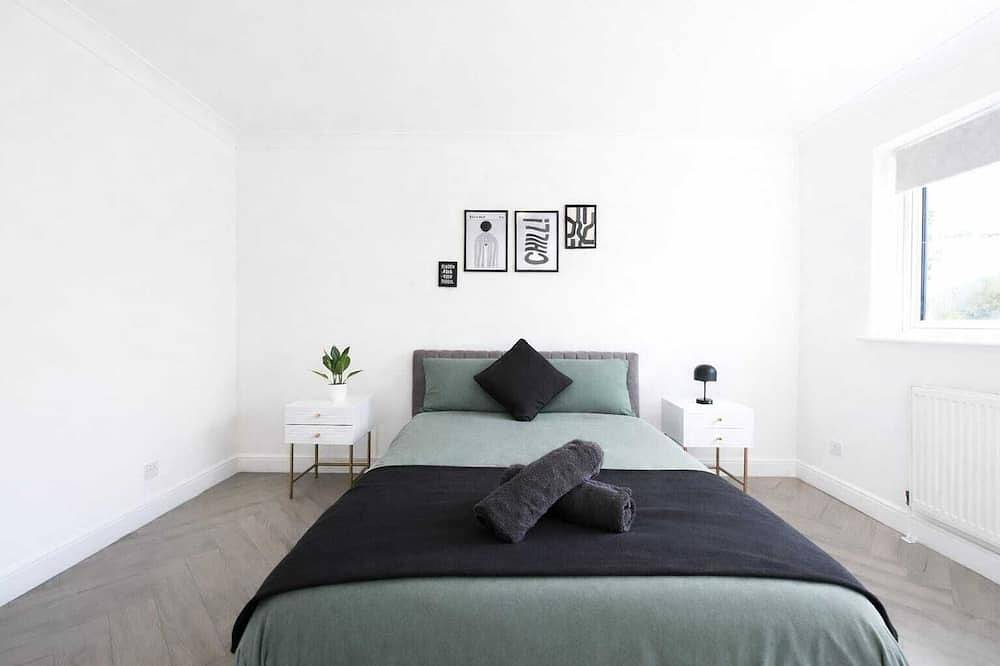 Modern 3 bed house in Edmonton with driveway parking in London, Südostengland