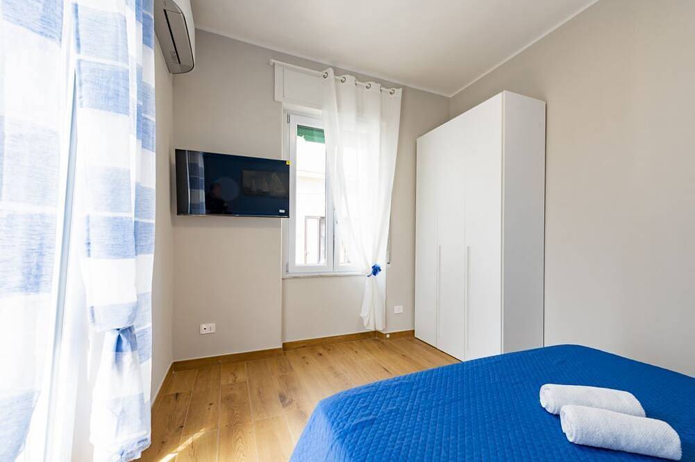 Entire apartment, Guesthost - Cozy Balcony Apartment for 2 near the Sea in Francavilla al Mare, Chieti Province