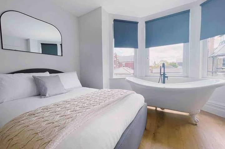 Amber House - Stunning 8 Bedroom House in Gorleston, Great Yarmouth