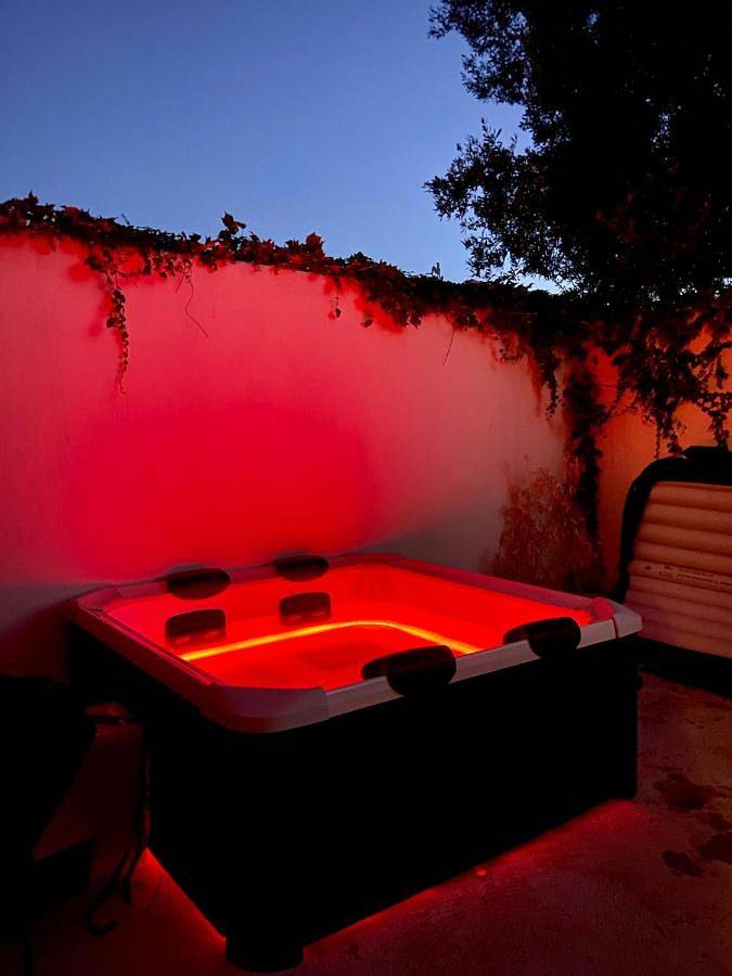 Location de vacances pour 6 personnes, avec balcon et jacuzzi à Milhaud