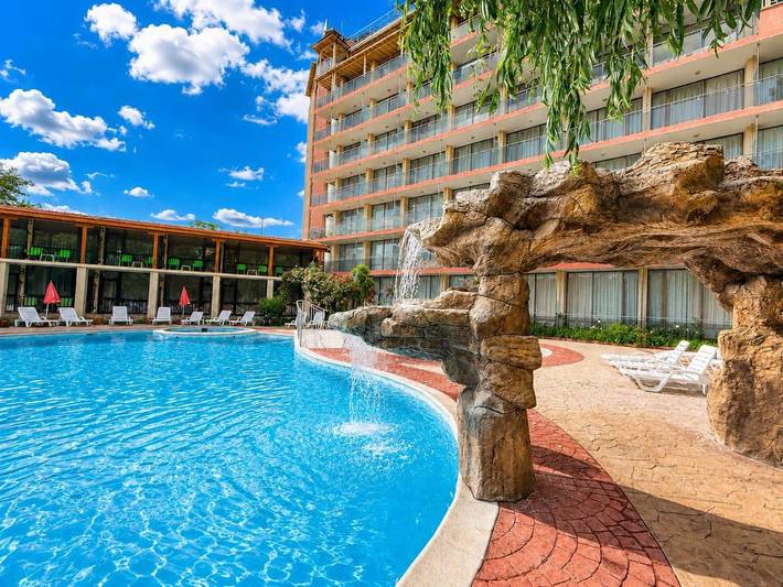 Hôtel pour 3 personnes, avec jardin et piscine ainsi que bassin pour enfant et vue
