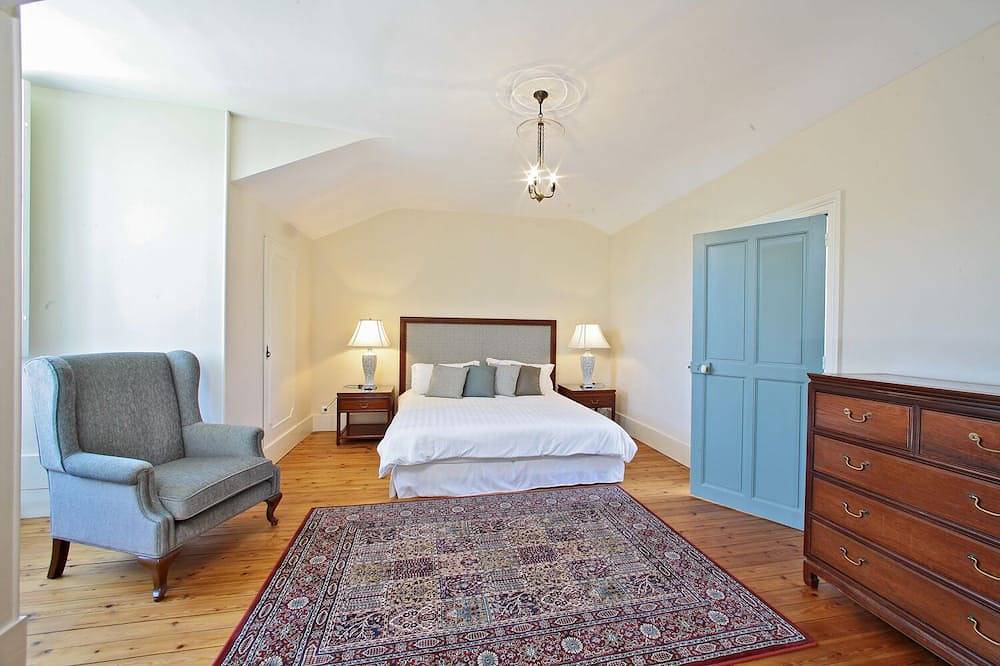 Stunning chateau, built in 1611, beautifully renovated, furnished and equipped. in La Douze, Périgord Blanc