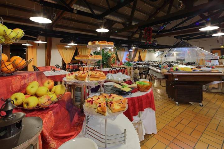 Parc de vacances pour 3 personnes, avec terrasse et piscine ainsi que sauna et vue à Les Moussières - 4