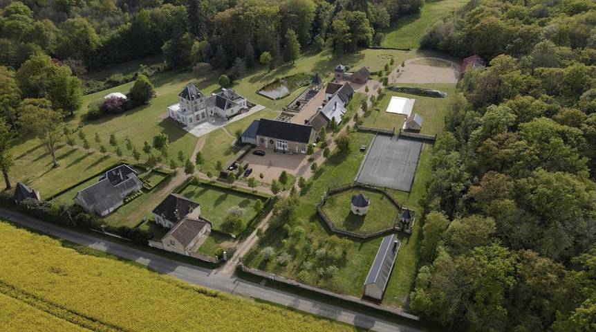 Gîte pour 2 personnes, avec terrasse et vue ainsi que piscine et jardin à Lunay