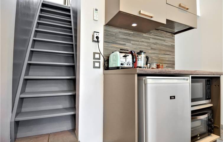 Cozy Beaucaire Apartment with Pool & Parking in Beaucaire, Nimes region
