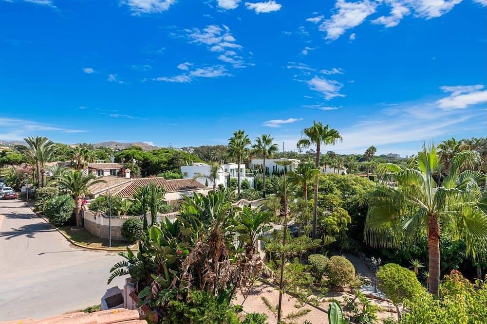 Beachfront Escape 3 Bed House - Stunning Sea Views in Carib Playa, Marbella
