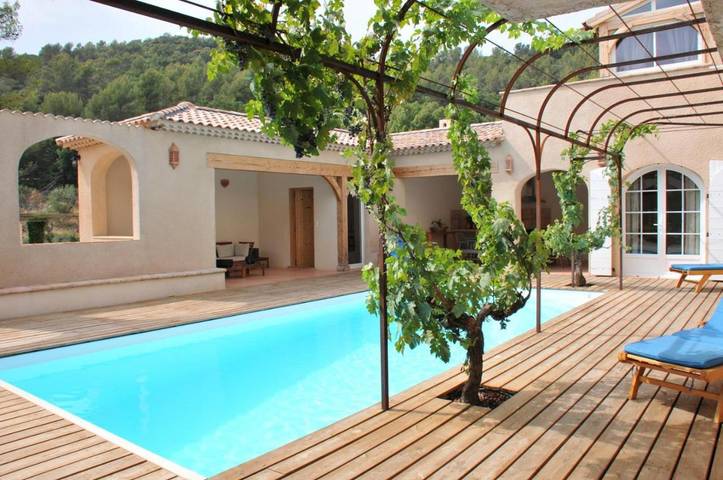 Location de vacances pour 8 personnes, avec terrasse ainsi que piscine et jardin à Évenos