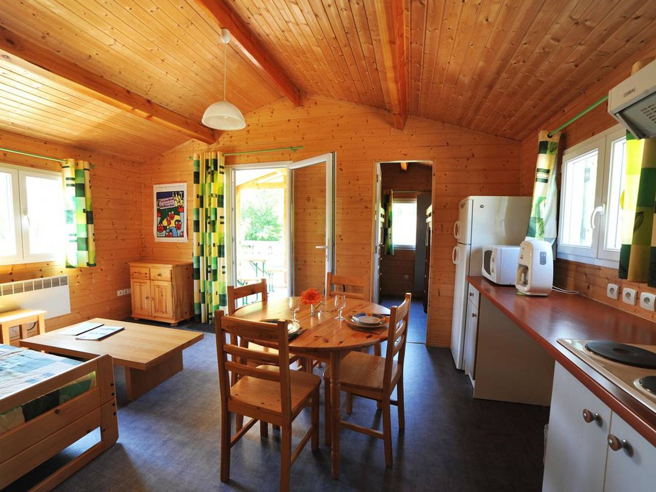Chalet para 6 personas con terraza en Domaine du Lac de Champos in Saint-Donat-sur-l'Herbasse, Región de Valence