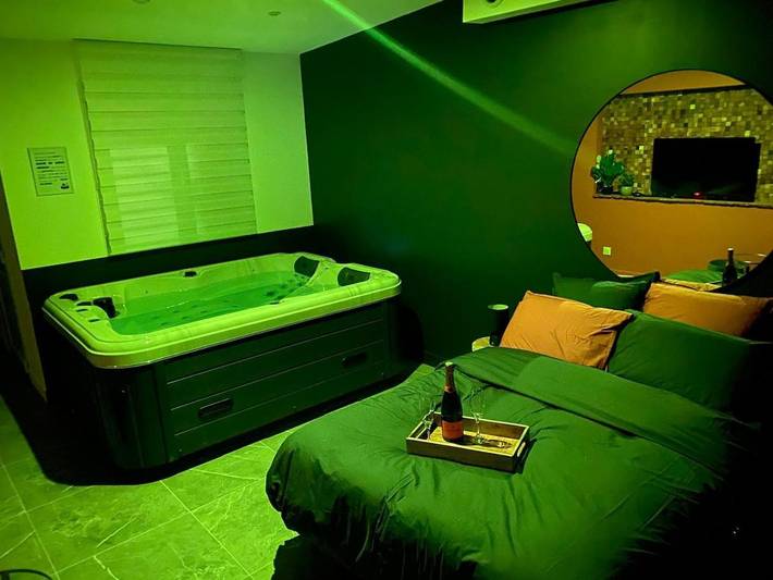 Gîte pour 2 personnes, avec Jacuzzi et Terrasse à Annœullin