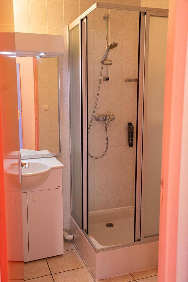 Parc de vacances pour 2 personnes, avec terrasse et piscine, animaux acceptés en Auvergne - 2