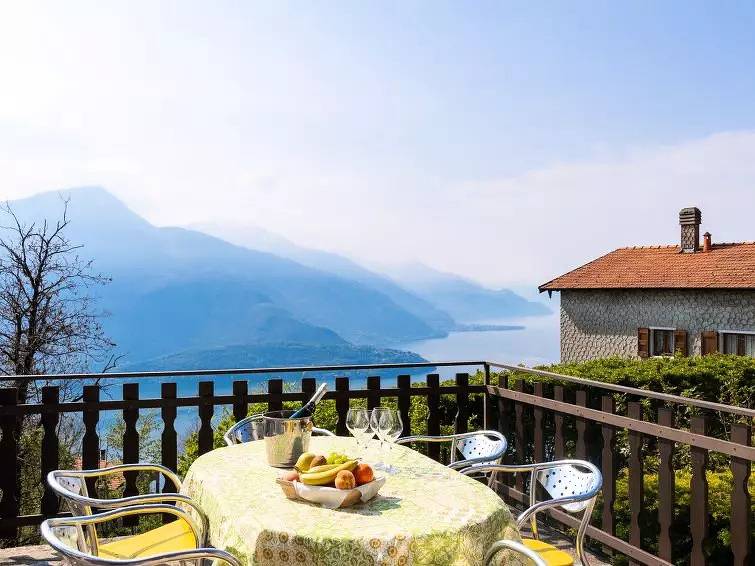 House 6 People in Naro (Como), Gravedona ed Uniti