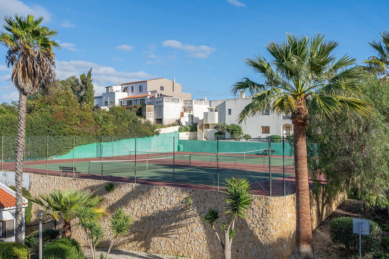 Appartement entier, Appartement "Norah's House" avec piscine partagée, Wi-Fi et climatisation in Carvoeiro, Lagoa