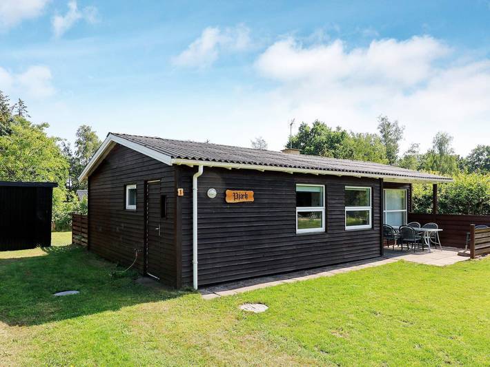 Ferieudlejning for 4 personer, med terrasse, børnevenlig i Øster Hurup
