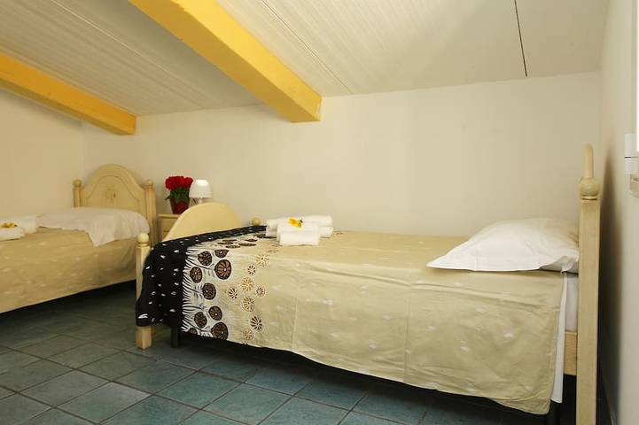 Ganze Wohnung, Penthouse mit Terrasse mit Meerblick für 8 Personen, in der Mitte, unbegrenztes Wifi-Internet in Marina di Ragusa, Ragusa