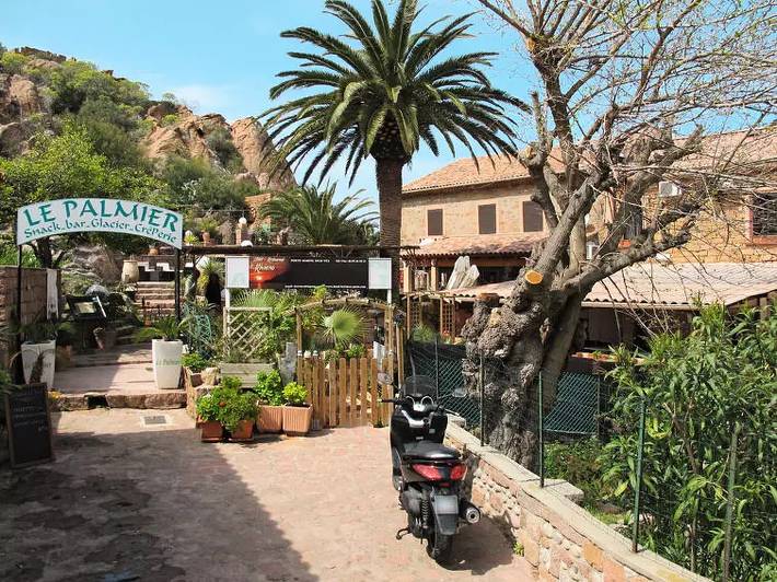 Gîte pour 2 personnes, avec terrasse et piscine à Serriera