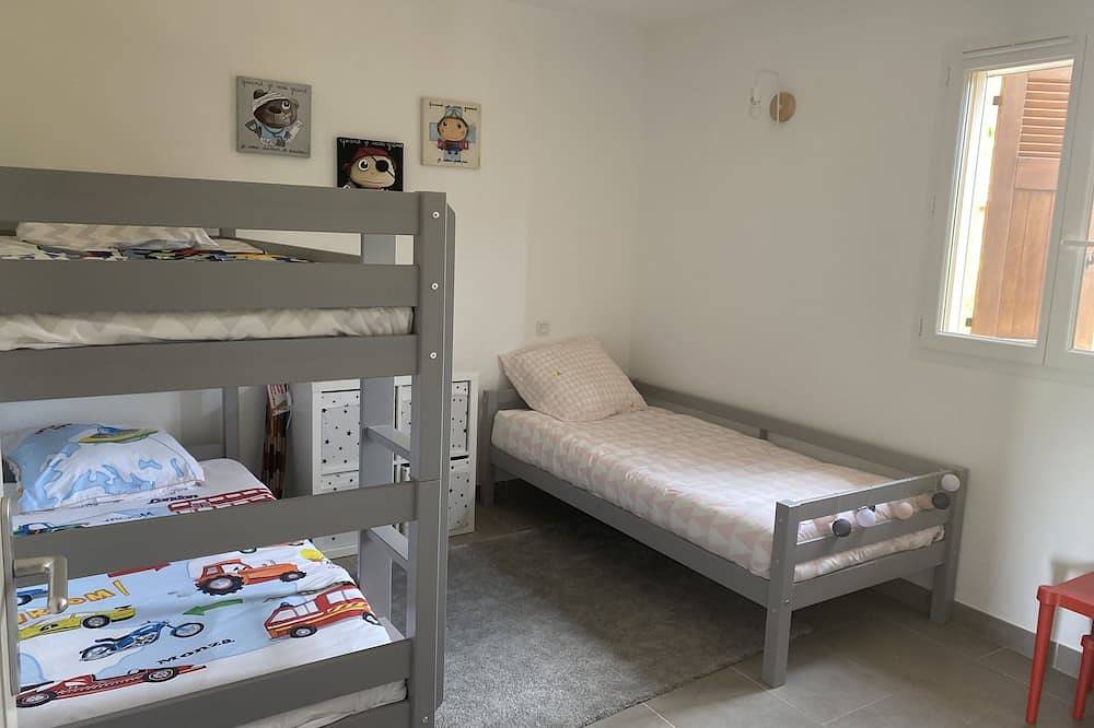 Mini villa in residence with swimming pool and janitor, beach on foot in Pinarellu, Zonza