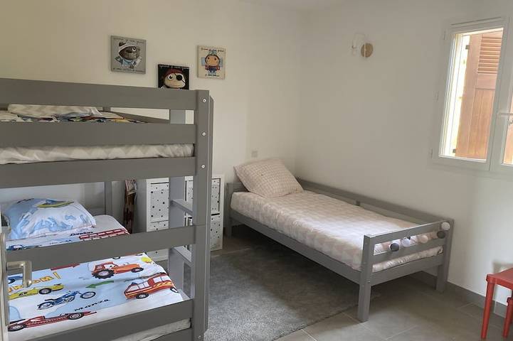 Mini villa in residence with swimming pool and janitor, beach on foot in Pinarellu, Zonza