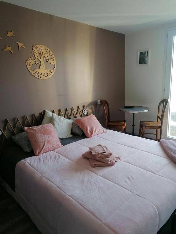 Double Room with Private Bathroom in Les Essarts, Vallée de la Loire