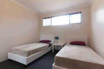 Holiday Home for 10 People in Cannington, Perth, Photo 1