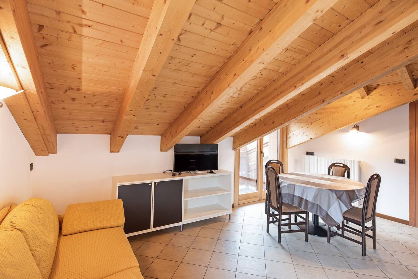 Appartamento intero, Appartamento 'Chalet Kiara Appartamento Molin' con vista sulle montagne, balcone e Wi-Fi in Livigno (Borgo), Livigno