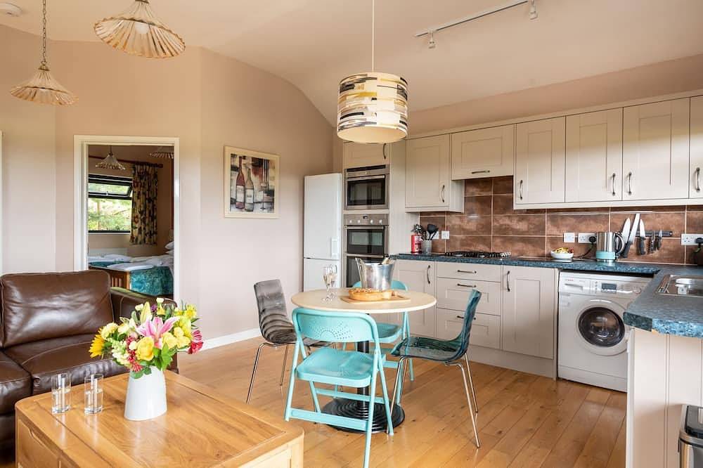 Buttercup lodge - sleeps 4/5 with hot tub & countryside views in Cheddar, Somerset