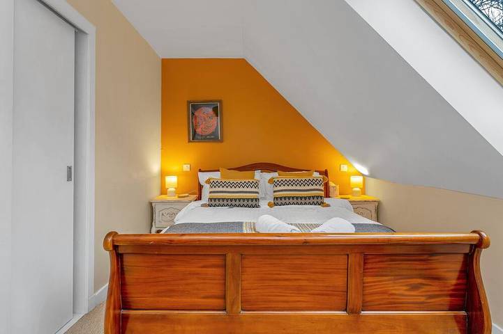 Cheerful Stays: 4 Bedroom Cottage in Arrochar in Loch Lomond, Argyll & Bute