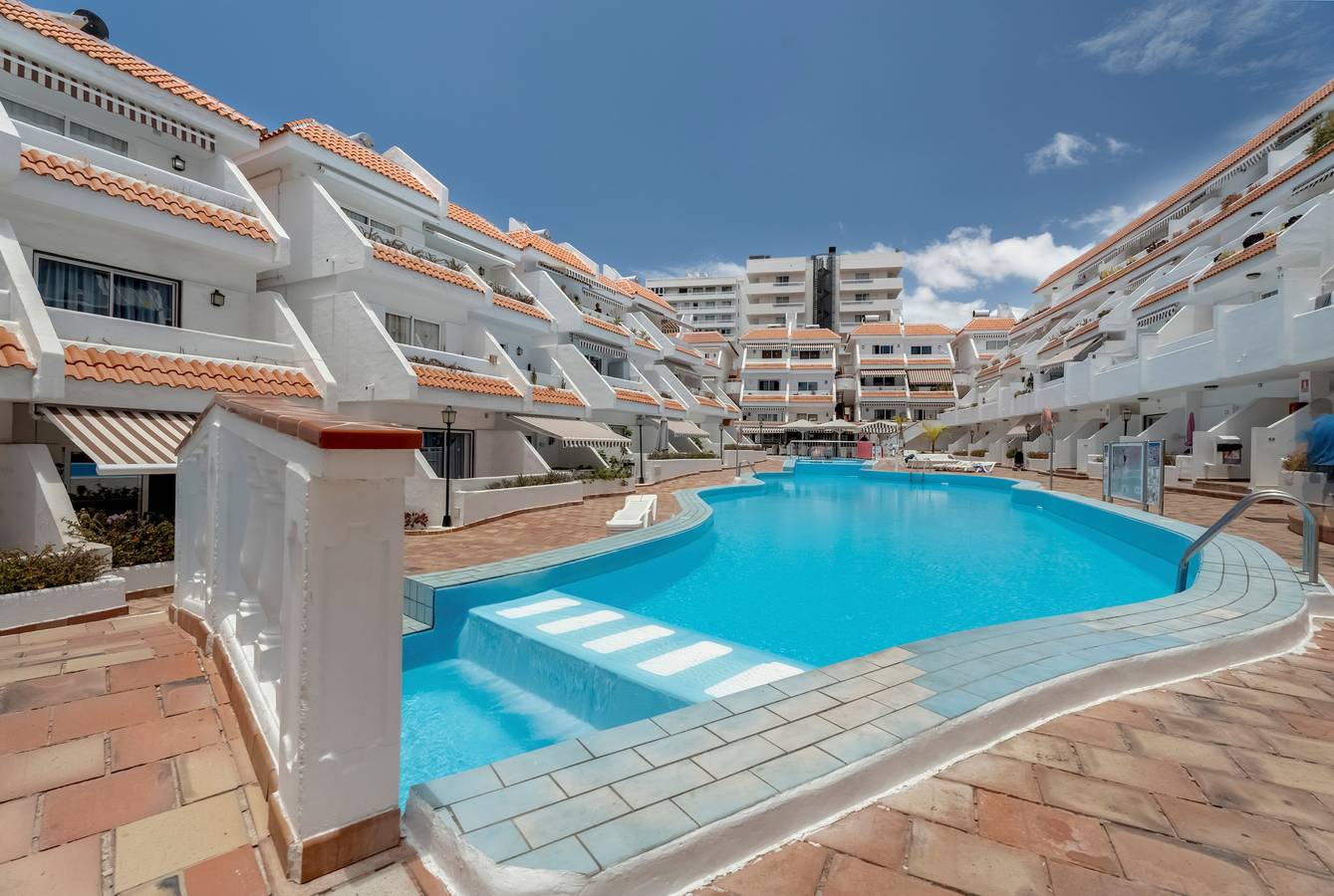 Entire apartment, Vacation Apartment 'Sunset Lux Las Floritas' with Shared Pool, Private Terrace and Wi-Fi in Playa de las Américas, Arona