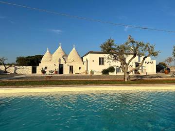 Cottage pour 6 personnes, avec vue ainsi que jardin et piscine à Noci