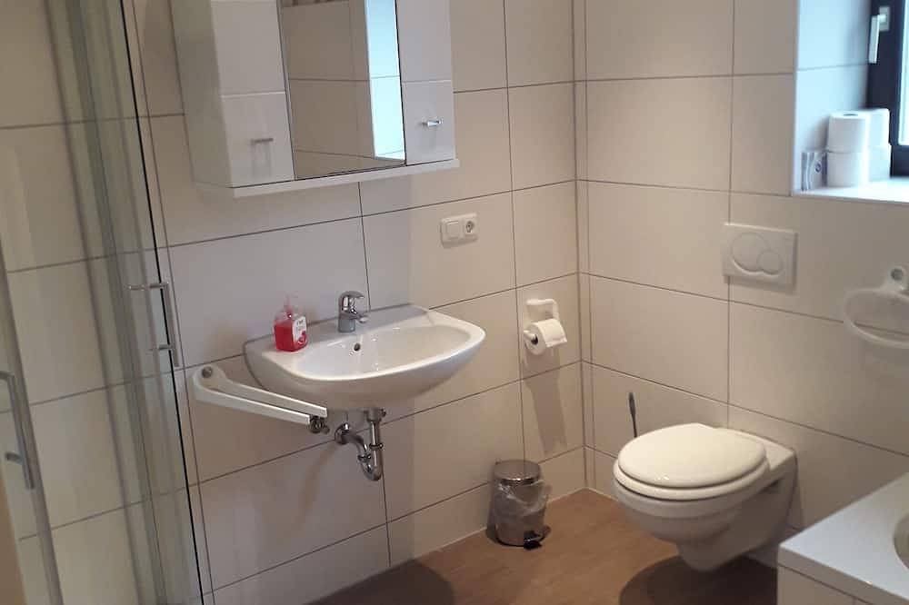 Ganze Wohnung, Schöne 2-Zimmer-Ferienwohnung direkt am See in Neustadt am Rübenberge, Aller-Leine-Tal