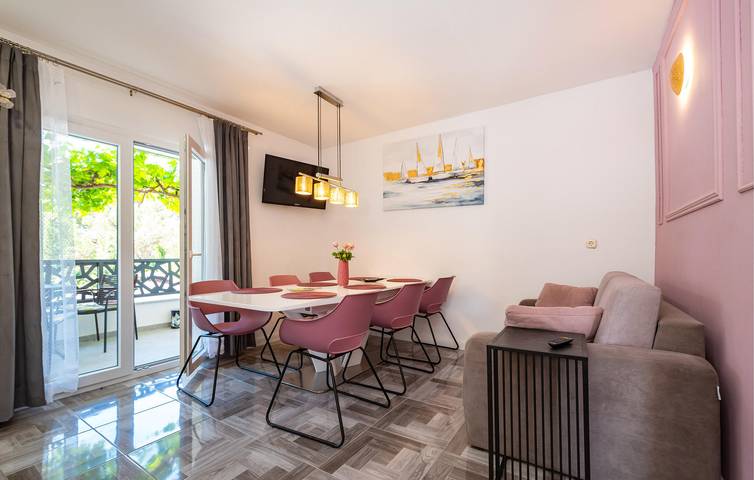 Elegante apartamento de 1 dormitorio con piscina, wifi y terraza: a 600 m de la playa in Starigrad Paklenica, Starigrad