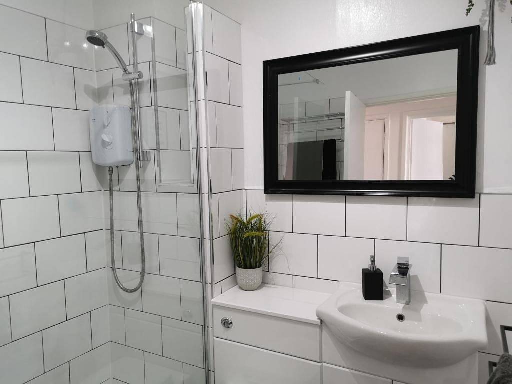 Entire holiday apartment, 2 Bed - Sleeps 4 - Sea Views - Free Parking in Plymouth, South West England