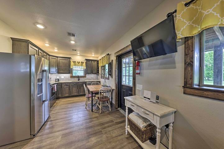 Log cabin for 6 people, with yard in Missouri