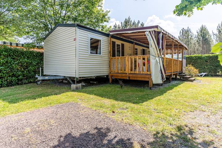 Camping pour 8 personnes, avec Jardin à Gastes