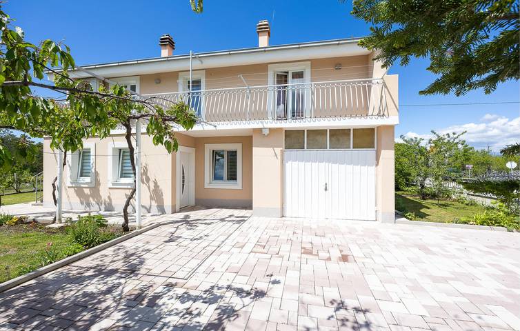 Ganze Ferienwohnung, Charmante 100 m² große Wohnung mit Terrasse, WLAN und Parkplatz in der Nähe des Flusses Cetina in Šestanovac, Makarska Riviera