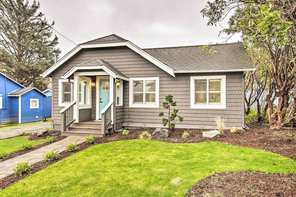Chic Lincoln City Retreat on Oregon Coast in Oceanlake, Lincoln City