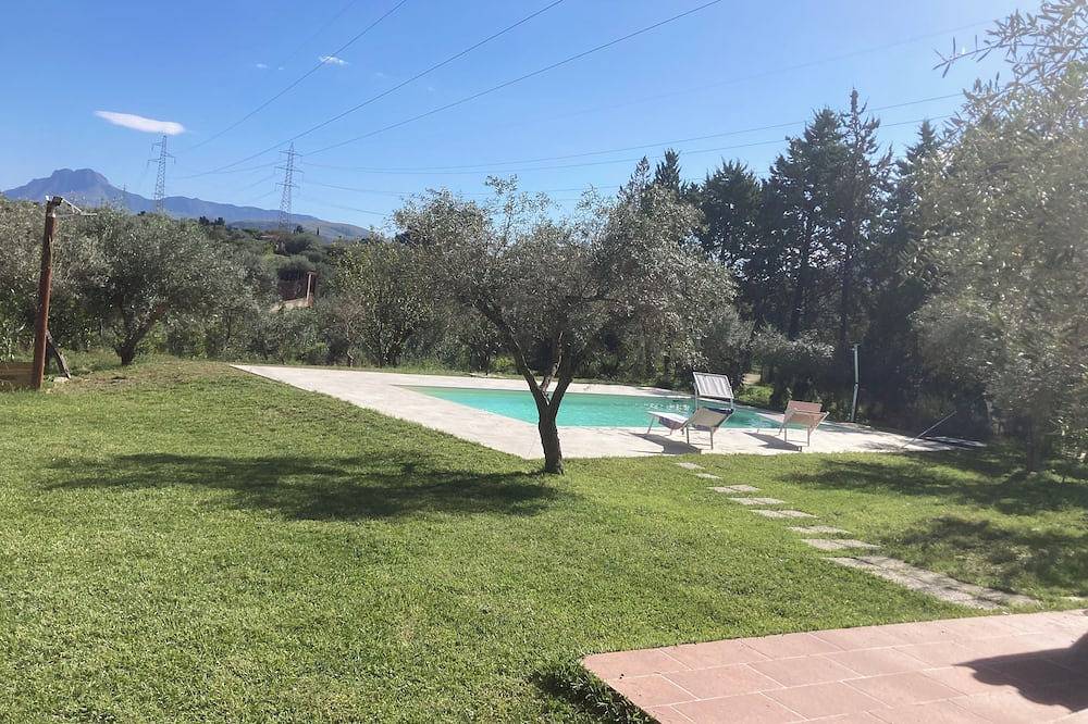 Villa per famiglie con piscina immersa nel verde a pochi km dal mare. in Altavilla Milicia, Province de Palerme