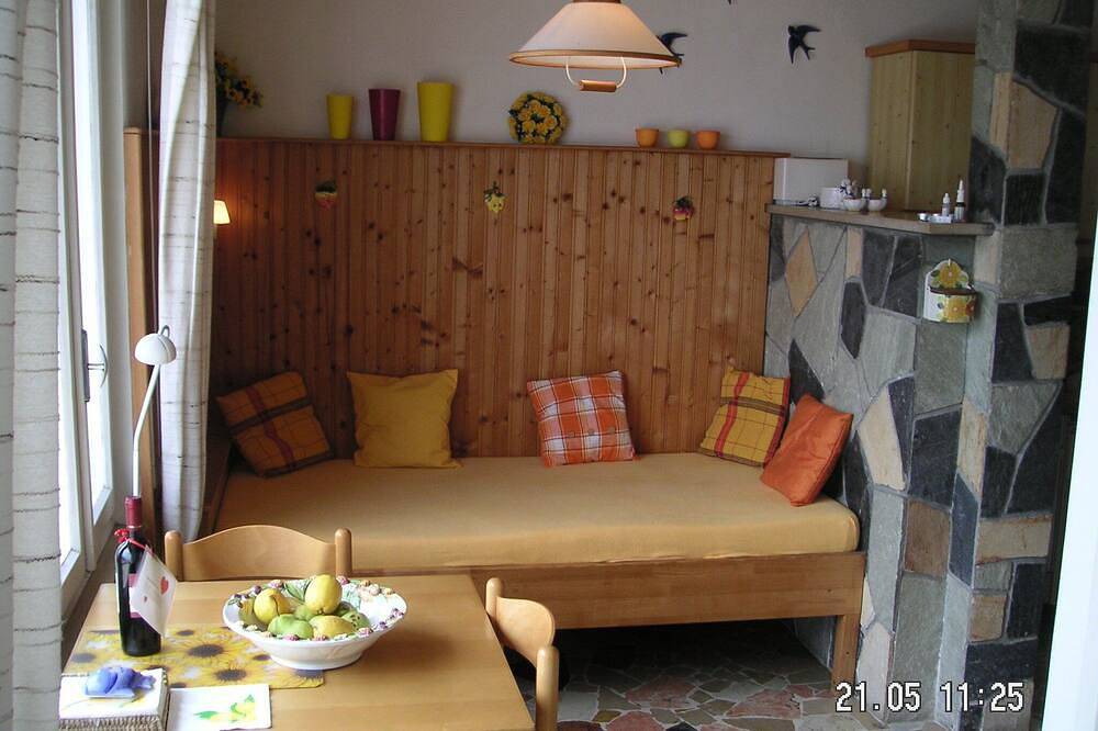 Ganze Wohnung, Ferienwohnung mit Panoramablick und Privatstrand in Villaggio Montelago, Brusimpiano Gemeinde