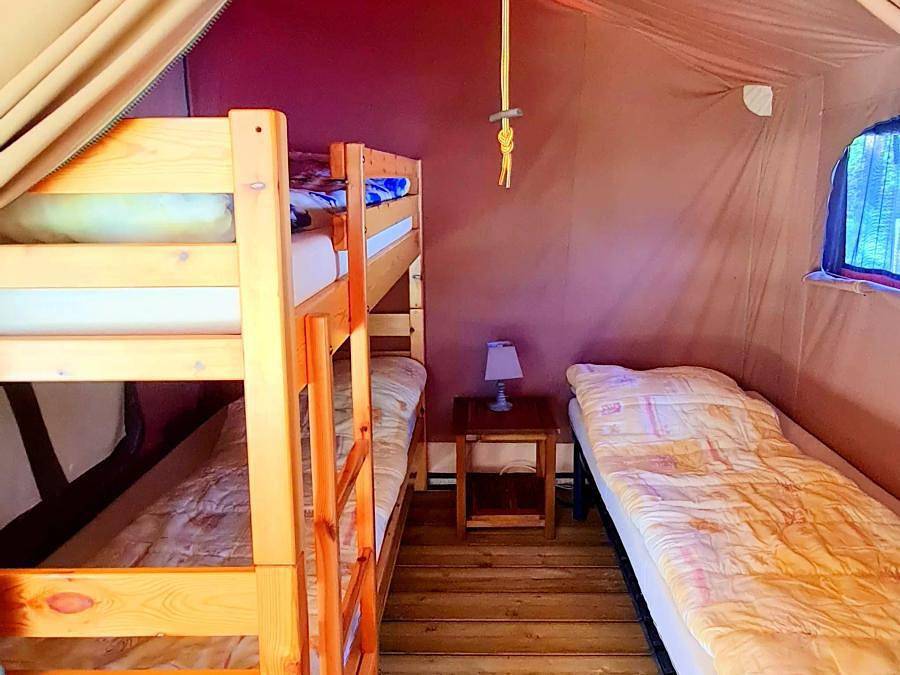 Camping Les Trois Sources - Bungalow toilé 5 personnes - Bungalow Toilé Luxe 3 Pièces 5 Personnes Sans Sanitaire in Calviac, Sousceyrac-en-Quercy
