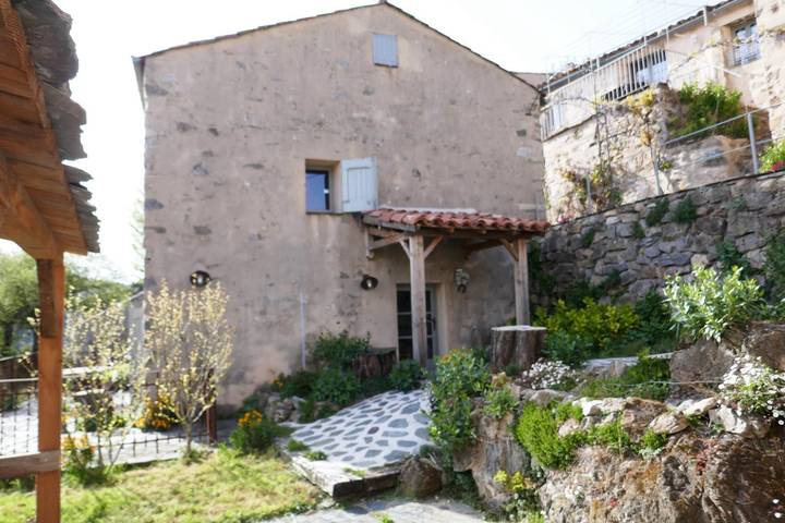 Gîte pour 4 personnes, avec piscine et jardin dans Babeau-Bouldoux