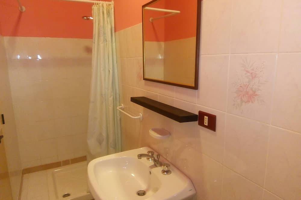 Triple room for rent with independent bathroom in Marina di Montenero, Costa Adriatica Molise