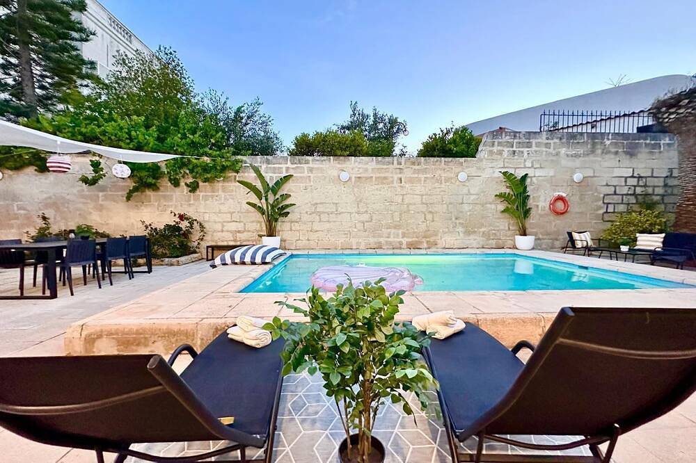 Poolside Paradise Sea View Villa in Swieqi, Ilha de Malta