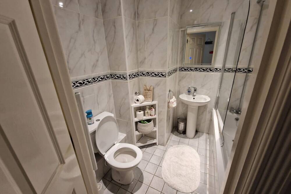 Entire apartment, Superb Two Bed, Two Bathroom Flat, With Two Balconies With Marina View in Eastbourne, East Sussex
