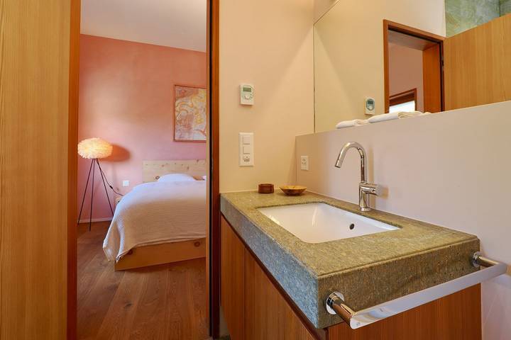 Ganze Wohnung, Chesa Solndanella  – Stilvolle Ferienwohnung mit Tal- und Bergblick in Bregaglia, Sankt Moritz