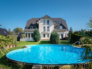 Ferienwohnung für 4 Personen, mit Pool und Whirlpool sowie Garten am Balmer See
