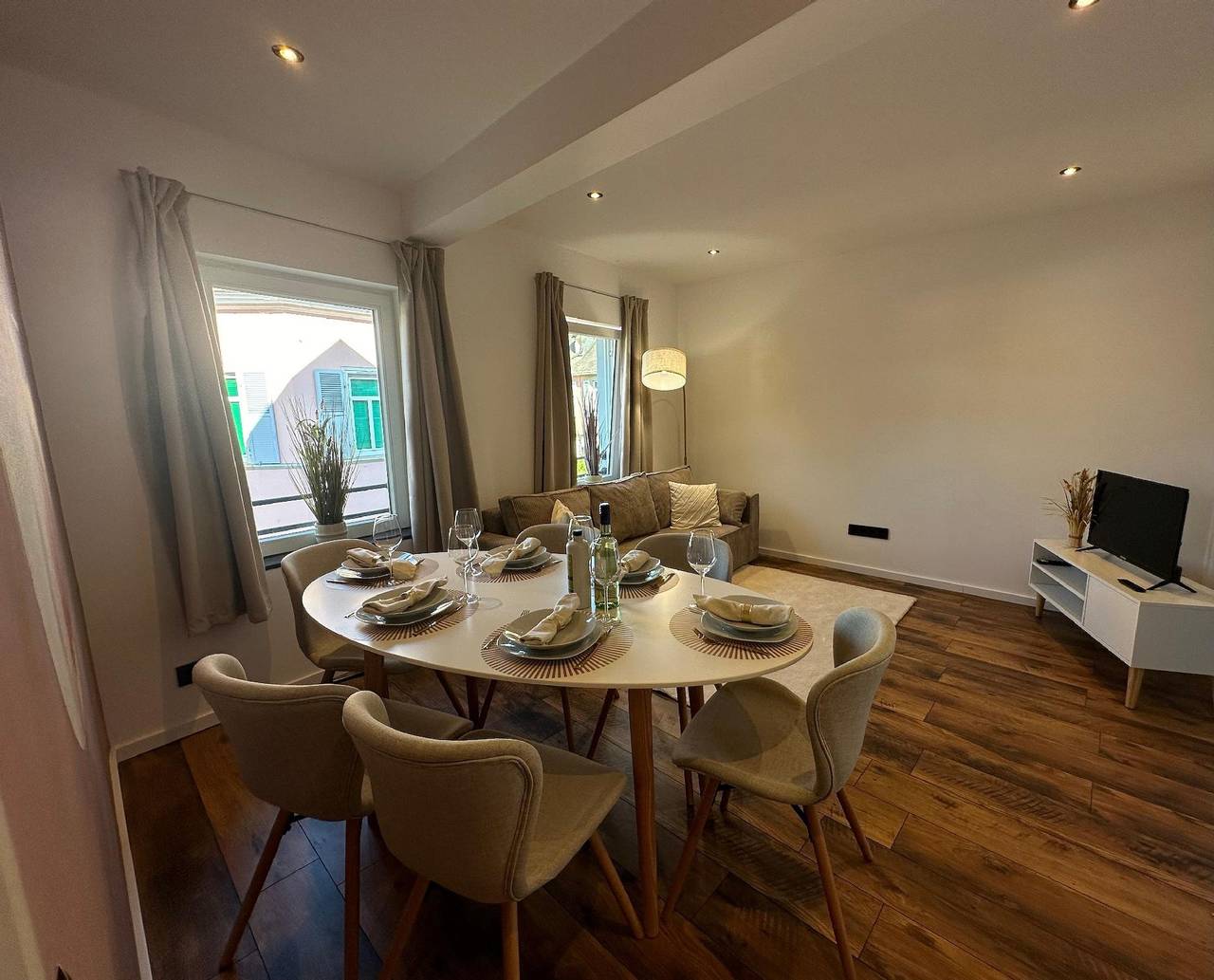 Ganze Ferienwohnung, Charmante Ferienwohnung mit großer Dachterrasse und Wintergarten in Gau-Algesheim, Rheinhessen