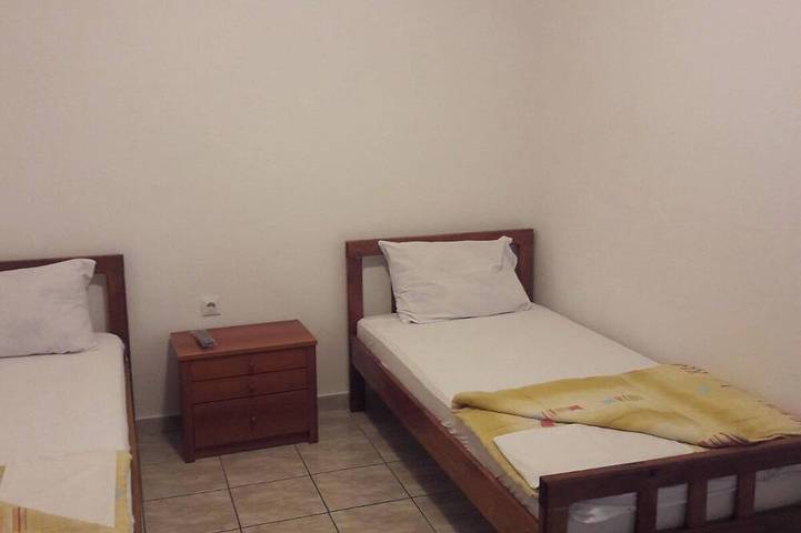 Appartement entier, Triple room with it's own bathroom and balcony. in Budva, Municipalité de Budva