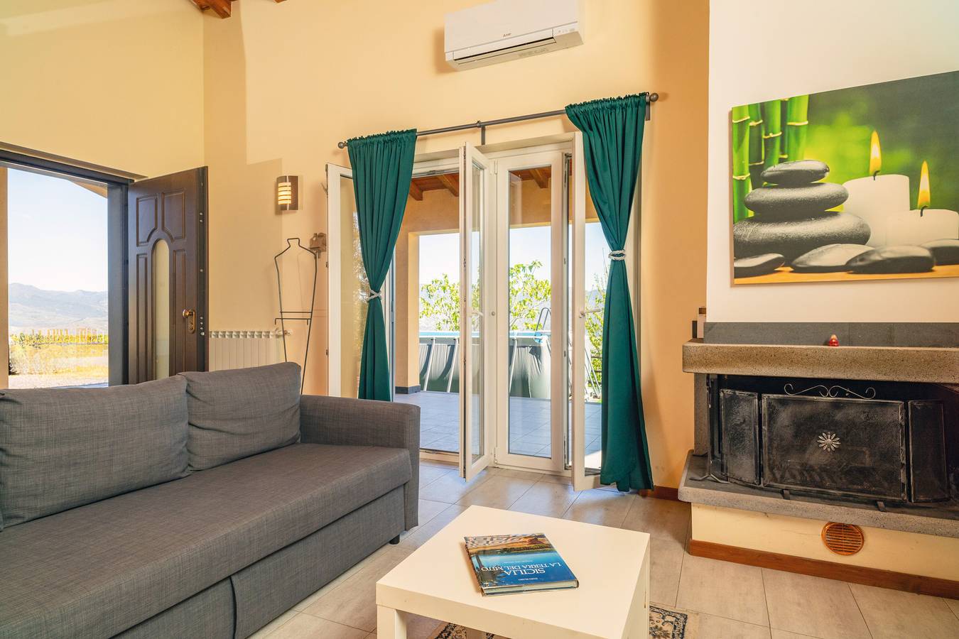 Villa "Tuccios" adatta agli animali domestici con giardino, terrazza e Wi-Fi in Etna