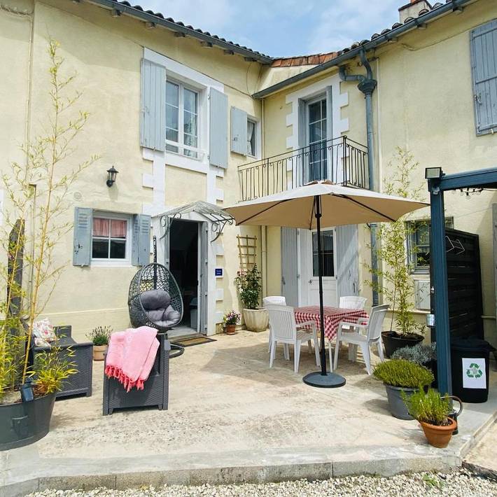 Location de vacances pour 3 personnes, avec vue ainsi que jardin et piscine à Ruffec - 4
